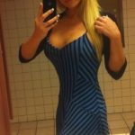 Plan cul cam avec une blonde chaude